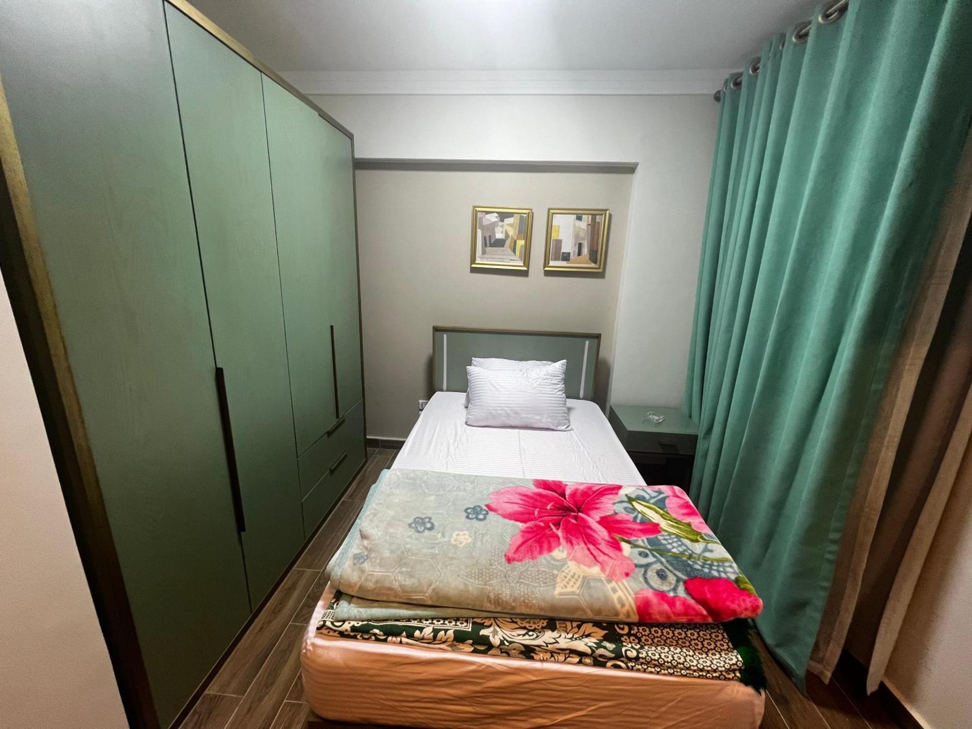 Luxury Flat With Garden And Private Entrance شقة فاخرة بحديقة و مدخل خاص Kairo Exteriör bild